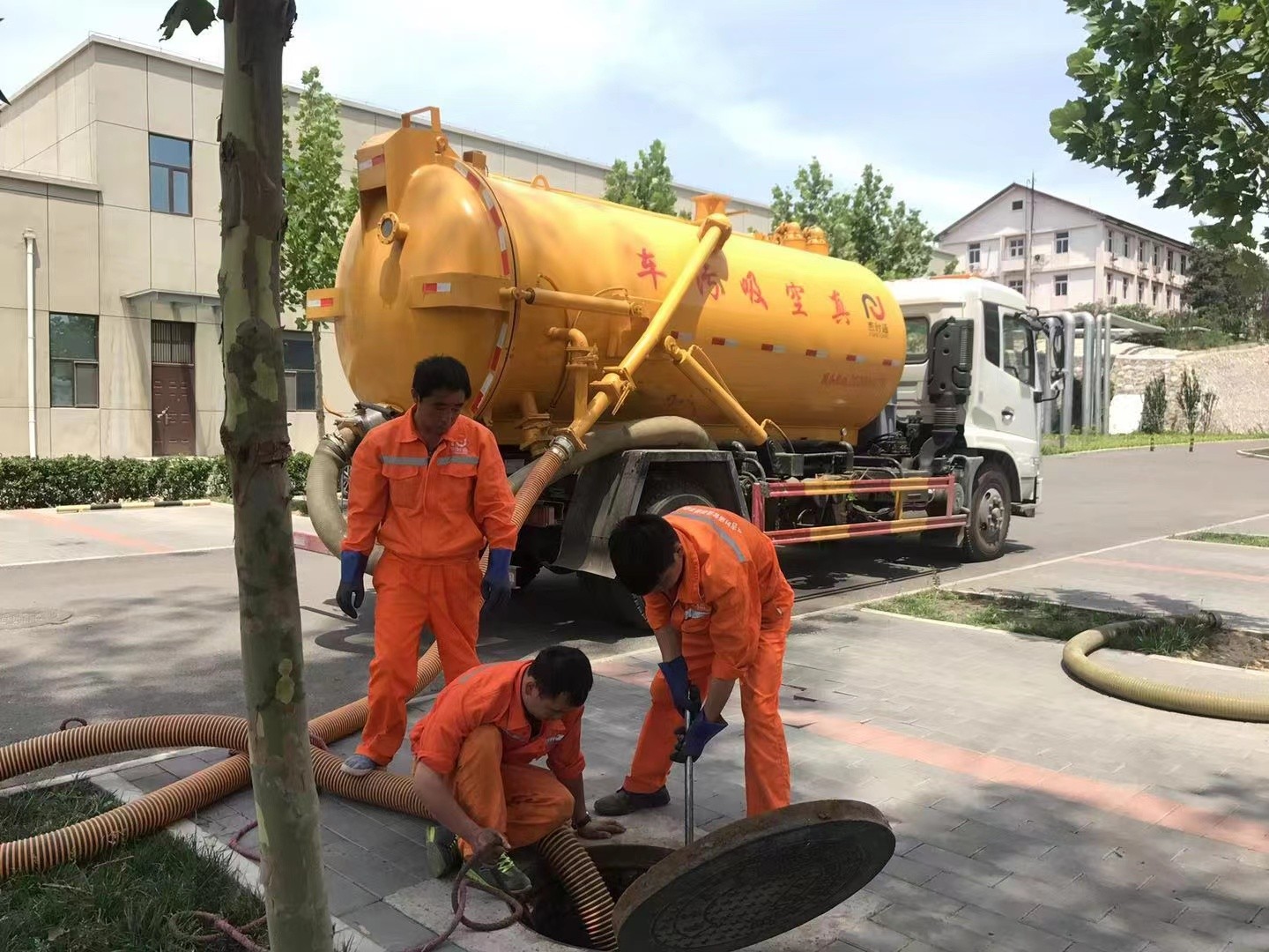 灵石管道疏通车停在窨井附近