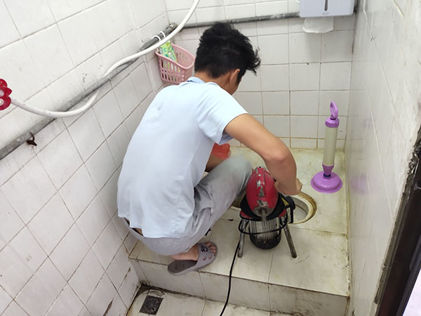 灵石管道堵塞冒臭气 专业师傅现场解决问题