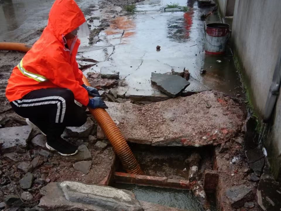 灵石专业清理污水池 炜誉市政以规范流程守护城市 “肠道”