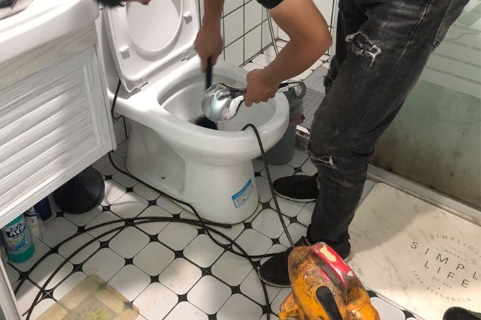 灵石马桶堵塞自己疏通还是找师傅?专业上门服务让你省时更省心